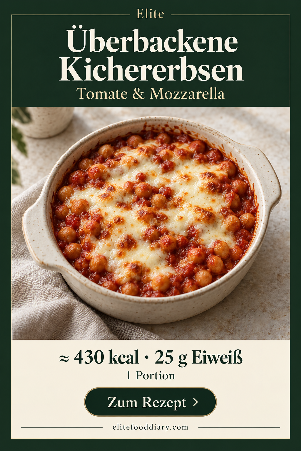 Kichererbsen in Tomatensauce mit geschmolzenem Mozzarella in einer Auflaufform. Grüne Elite-Karte: etwa 430 kcal und 25 g Eiweiß pro Portion.