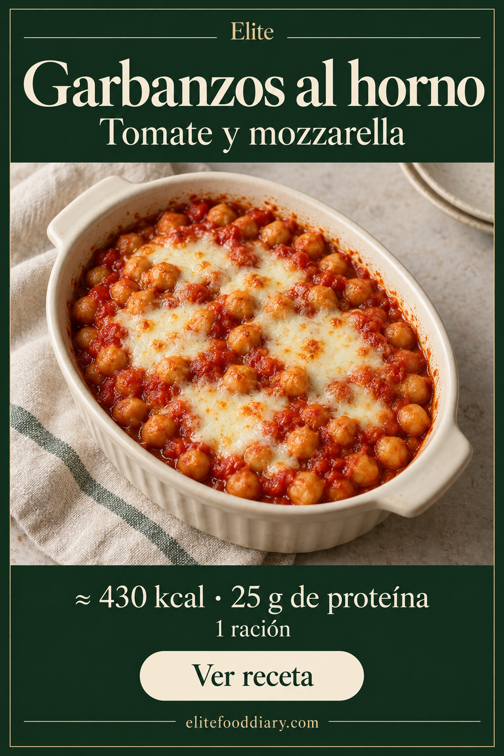 Garbanzos en salsa de tomate con mozzarella fundida en una fuente. Tarjeta verde Elite: aproximadamente 430 kcal y 25 g de proteína por ración.