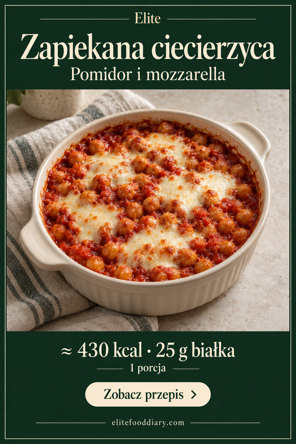 Naczynie z ciecierzycą w pomidorowym sosie i roztopioną mozzarellą. Zielona karta Elite: około 430 kcal i 25 g białka na porcję.