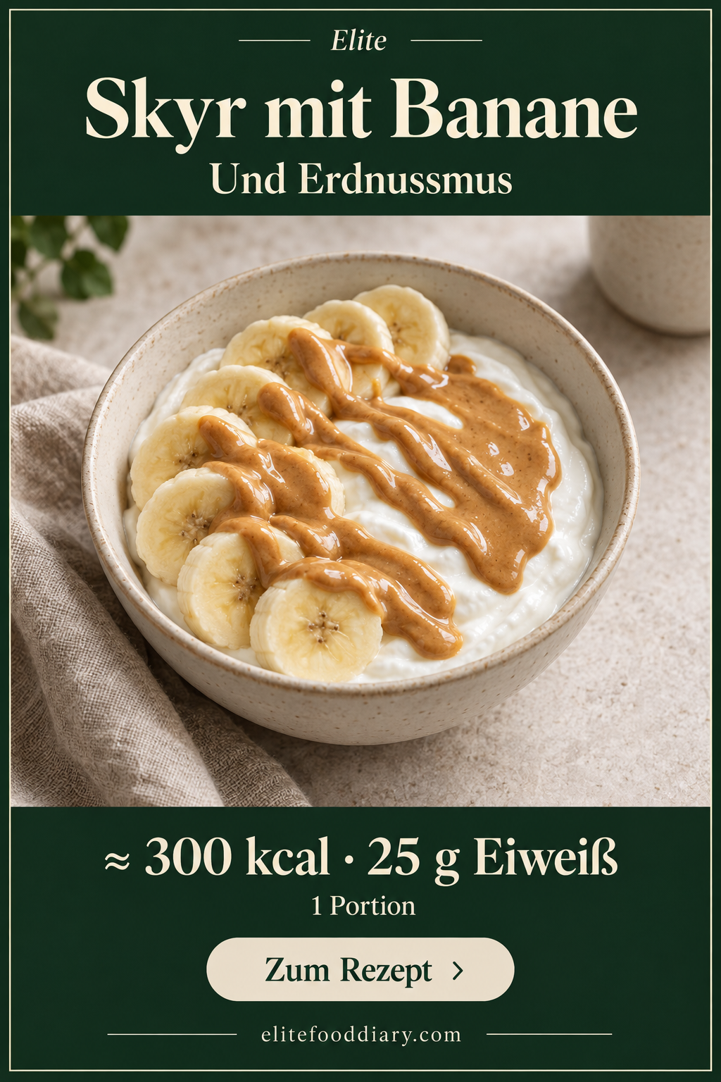 Schüssel mit weißem Skyr, Bananenscheiben und cremigem Erdnussmus. Elite-Karte: etwa 300 kcal und 25 g Eiweiß pro Portion.