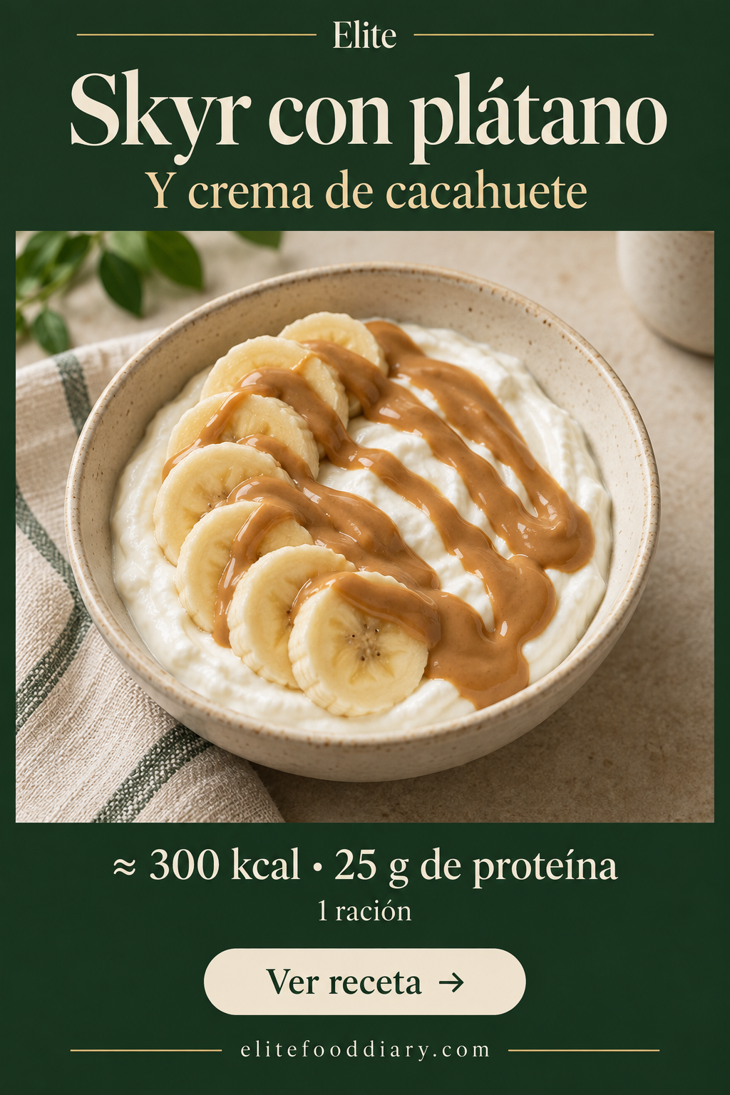 Bol de skyr blanco con rodajas de plátano y crema de cacahuete suave. Tarjeta Elite: aproximadamente 300 kcal y 25 g de proteína por ración.