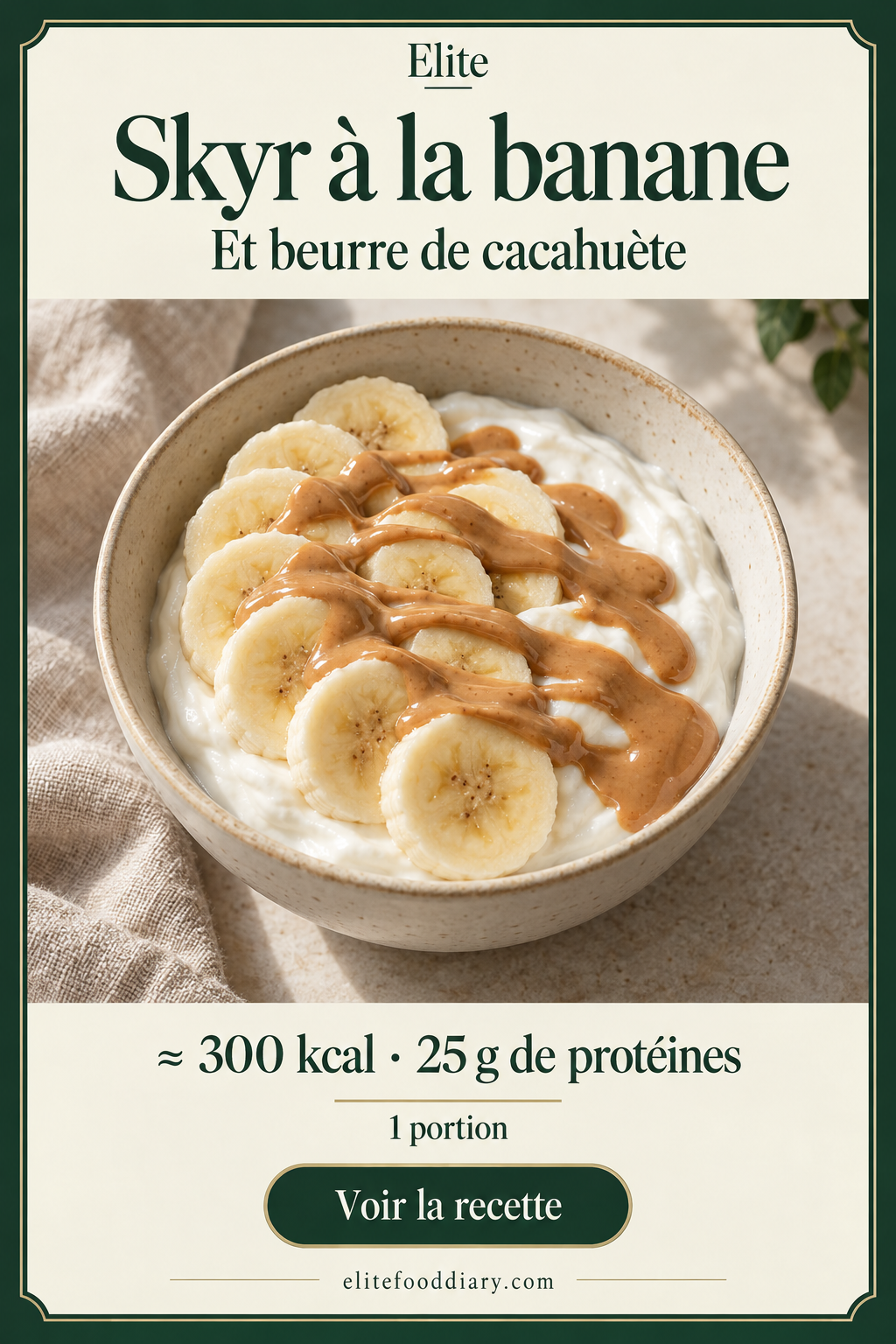Bol de skyr blanc avec rondelles de banane et beurre de cacahuète lisse. Carte Elite : environ 300 kcal et 25 g de protéines par portion.