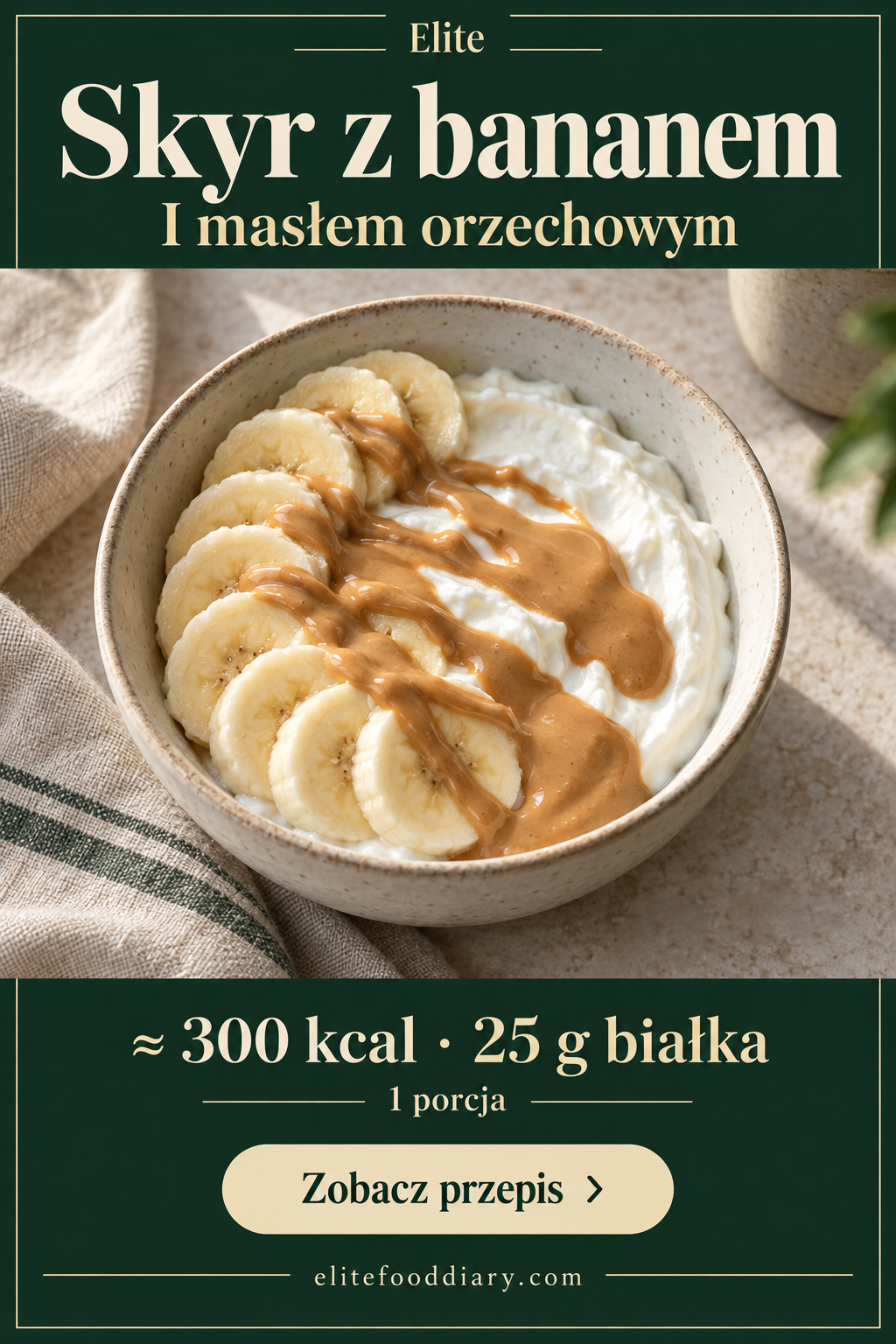 Miska białego skyru z plasterkami banana i masłem orzechowym. Karta Elite: około 300 kcal i 25 g białka na porcję.